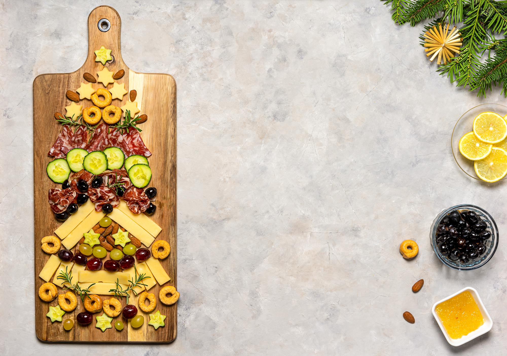 Zestaw przystawek na drewnianej desce