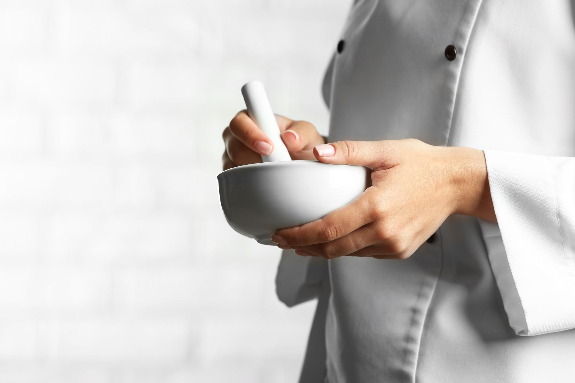 Ręce gotujące w nowoczesnej kuchni